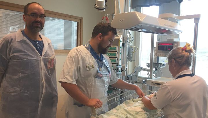 Barnintensiven på Akademiska har öppnats igen. På bilden syns från vänster: Rainer Dörenberg, Niklas Klintberg och Zara Olsson.