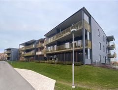 Arkitekturprisets jury uppskattade bland annat hur Tryffelvägens fönsterpartier kopplar samman inne- och utemiljön, vilket bidrar till att skapa en trygg miljö både på gården och på gång- och cykelbanan utanför. Foto: Kirsh + Dereka arkitekter