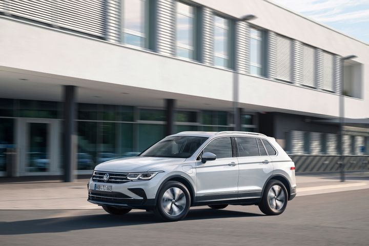 Tiguan eHybrid har en räckvidd vid eldrift på upp till 50 km.