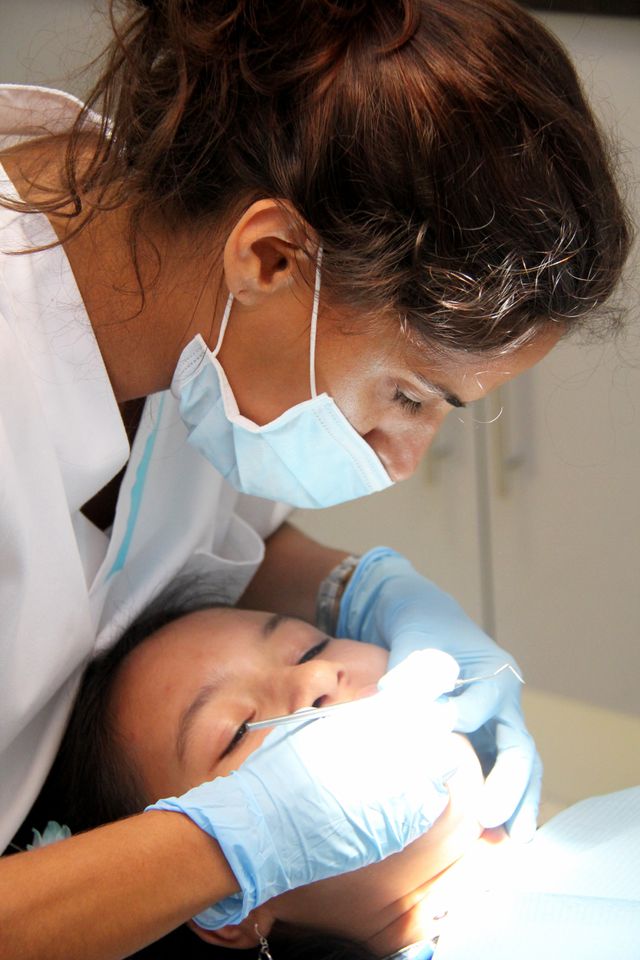 Tandläkare undersöker patient