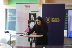 Talin Davidian, ordförande TRIS, signerar IOP med Uppsala kommun. Foto Uppsala kommun