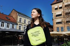 Linnea Ma från Neptuniskolan i Malmö säljer majblommor. 