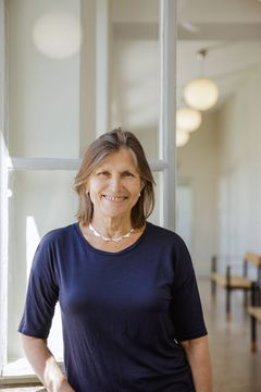 Ingrid Elam, Göteborg, kulturjournalist, litteraturvetare och författare tilldelas Natur & Kulturs särskilda stipendium 2022. Foto: Natalie Greppi.