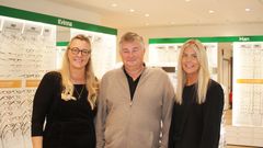 Patricia Stavervik, delägare Specsavers Oskarshamn, Patrick Jutqvist, ordförande SRF Oskarshamn och Jenny Solberg, delägare Specsavers Oskarshamn gör gemensam sak för att uppmärksamma synskadades vardag. 

Foto: Specsavers