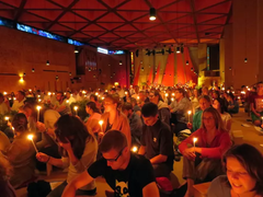 Bön i Taizé lockar ungdomar världen över. Foto: Christian Pulfrich/Creative commons