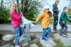 Barn plockar skräp under kampanjen Vi Håller Rent 2019. Foto: Anna Simonsson/Håll Sverige Rent