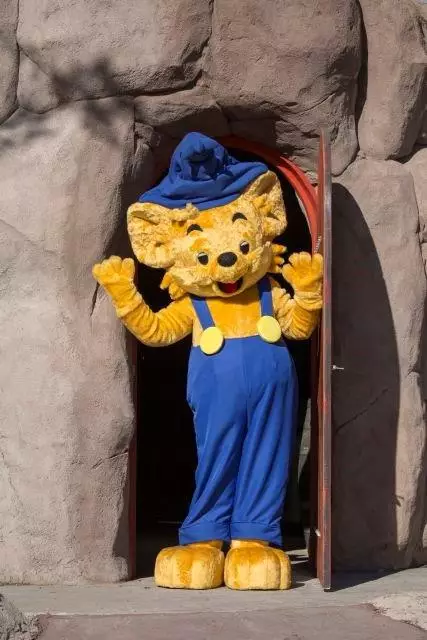 Nu finns det laddplatser för elbilar på Kolmårdens parkering