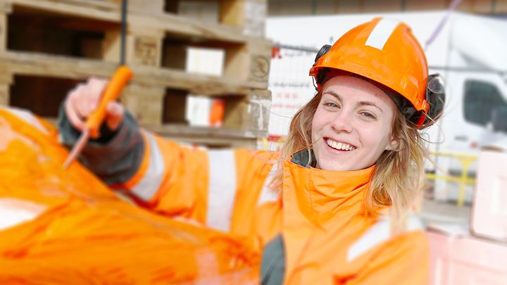 Elin Sidås, träarbetare, en av Byggnads drygt 100 000 medlemmar. Foto: Byggnads