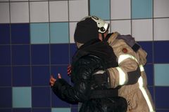 Skadad tas om hand av räddningspersonal. Foto: Trafikverket