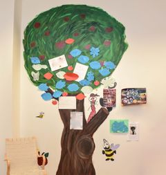 Hoppets träd där patienter kan lämna ett stärkande ord på vägen till en medpatient. Foto: Elin Abelson