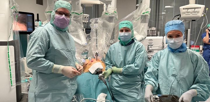 Sedan ett år opereras allt fler patienter med lever- och bukspottkörtelcancer med robotassisterad kirurgi vid Akademiska sjukhuset. Fördelen är bland annat att patienterna återhämtar sig snabbare och mår bättre efter operation. Foto: Akademiska sjukhuset