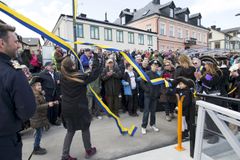 Elever från Kulturskolan knöt upp invigningsbandets rosett. Bild: Trafikverket/Kasper Dudzik