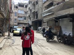Första hjälpen-volontärer utanför Röda Korsets vårdklinik i Damaskusförorten Douma.