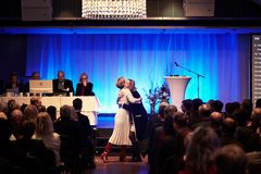 Akavias ordförande Lee Wermelin ger Sofia Larsen, avgående ordförande för Jusek en kram vid bildandet av Akavia.