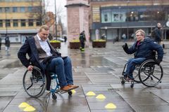Svårt manövrera rullstol för ovana L-politikern Kristoffer Dahlgren.