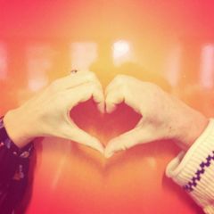 Händer formade till hjärta
NoHateSE