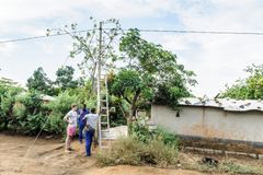 Standard Microgrid har i Zambia varit pionjärer med uppskalningsbara mikronät för tätbefolkade områden utan tillgång till elnät, t. ex. byar och slumområden. Företaget planerar att installera mer än 150 mikronät de närmaste åren.
