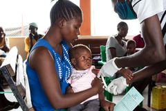 Vårdpersonal mäter armen på den ettåriga flickan för att bedöma om hon är undernärd. Hon tas  genast om hand på en klinik i Juba i Sydsudan och får behandling för undernäring och blodbrist. Foto: Unicef
