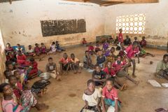 Hälften av eleverna hemma för att leta efter mat.