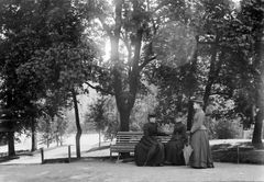 Tre kvinnor i Humlegården. Foto: Okänd (1890)
