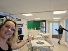 Verksamhetschef Marie Flodman och kanslisten Ulrica Larsen i det nybyggda fiket hos Korpen Gotland