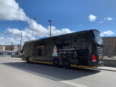 Kungliga Operans buss stannar på Strömgatan. Foto: Kungliga Operan