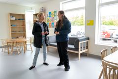Rektor Mari Wennberg visar runt i lokalerna och berättar om nya förskolan för Jennie Claesson (L), ordförande utbildningsnämnden.  (foto: Addlight)