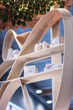 I utställningen visas 3D-printade möbler av barkborreskadat trä, designade av Simon Mattisson. Möblerna är sprungna ur Simons uppmärksammade examensarbete från Beckmans. De är en bra utgångspunkt för samtal om cirkularitet och resurseffektivitet. Träd som skadats av barkborrar kan användas på olika sätt, varav detta är ett.