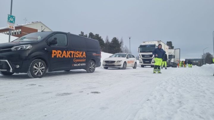 Äntligen får skolans elever framföra sina fordon på snö. Här ett stopp i Uppsala på vägen till Sundsvall.