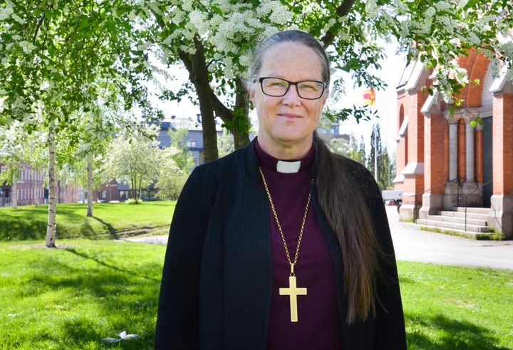 Biskop Åsa Nyström tas emot i Luleå domkyrka den 10 juni.