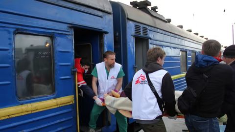 Läkare Utan Gränser i samarbete med ukrainska järnvägarna och hälsoministeriet för att genomföra medicinska evakueringar. Foto: Maurizio Debanne