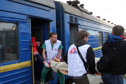 Läkare Utan Gränser i samarbete med ukrainska järnvägarna och hälsoministeriet för att genomföra medicinska evakueringar. Foto: Maurizio Debanne