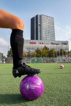 Foto från Tillfälliga Haga bollplan med Wenner-Gren Center i bakgrunden. Foto: Ulf Eriksson/Stockholms stad