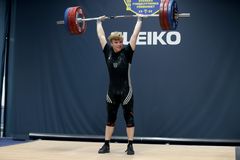 Joen Vikingsson Sjöblom, C4 Kristianstad, tog tre SM-guld och satte svenska juniorrekord i ryck (129 kg), stöt (170 kg) och sammanlagt (310 kg) i herrar klass 89.