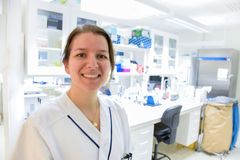 Ronza Hadad, biomedicinsk analytiker på Universitetssjukhuset Örebro. Foto: Elin Abelson.