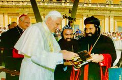 Påve Benedictus XVI och Ärkebiskop Atas 
Foto Syrisk-ortodoxa kyrkan i Sverige