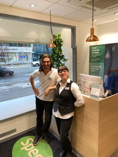 Keivan Mehrabi och Seta Norin har varit delägare av butiken på Götgatan på Söder i Stockholm sedan sommaren 2019. Foto: Specsavers