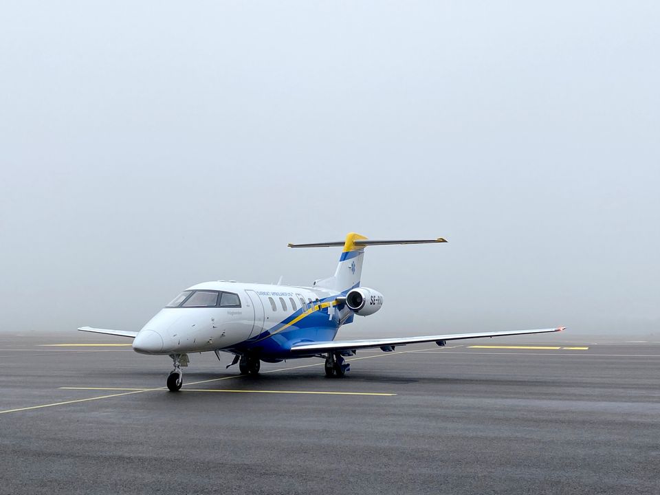 Ambulansflygplan i dimma