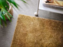 Placera mattor på golvet för att isolera, här kan man ha en lite tjockare med längre lugg som du tar fram på vintern.