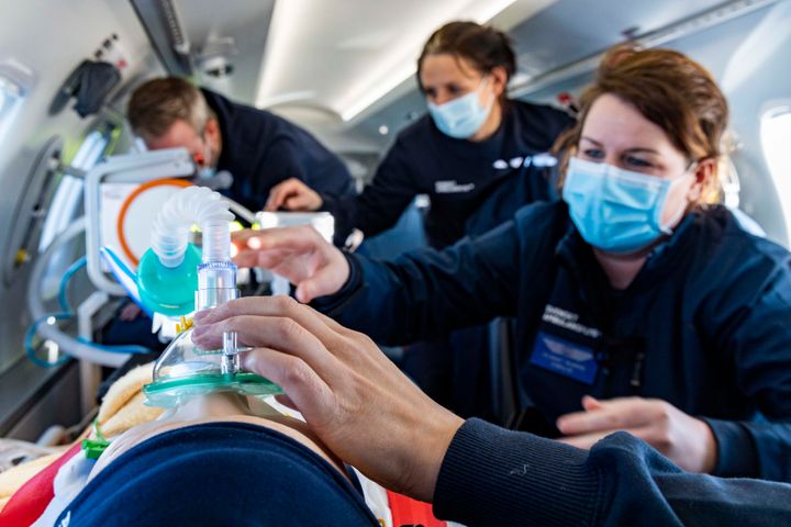 Sjuksköterskor med placering på beredskapsbasen vid Göteborg Airport / Landvetter under träning inför öppning av beredskapsbasen den 1 februari 2021.
De sjuksköterskor som tjänstgör vid Landvetter är anställda vid Sahlgrenska Universitetssjukhuset  i Göteborg och är verksamma till 50 procent som Flight Nurse för Svenskt Ambulansflyg.
