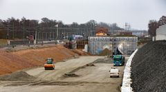 Arbetet med stationsschaktet i Åkarp kommer att ta längre tid än beräknat, därför kan inte trafiken flyttas till de fyra nya spåren som planerat i september 2022. Istället kommer de fyra nya spåren och de ombyggda stationerna i Åkarp och Hjärup tas i bruk i oktober 2023.