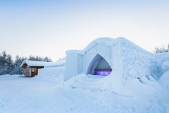 Snow Sauna som är byggd av snö och is i finska Lappland. Foto: Arctic SnowHotel & Glass Igloos