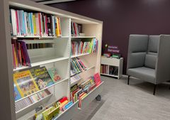 I bokhyllorna i det nya biblioteket är det belysning på alla hyllplan, som dessutom är vinklade. Allt för att det ska underlätta för alla besökare att se och komma åt böckerna.