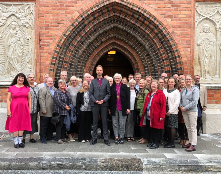 Kyrkostyrelsen besöker Västerås stift. På bilden syns Kyrkostyrelsens ledamöter med ordförande ärkebiskop Antje Jackelén och även Västerås stifts biskop Mikael Mogren liksom Kyrkomötets ordförande Karin Perers.