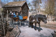 Åk häst och vagn under påsken på Skansen.