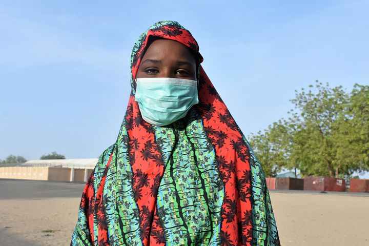 Fatima, 15 år från Nigeria bor i ett flyktingläger på grund av Boko Harams terror som tvingat familjen att fly. Nu har hon inte kunnat gå i skolan sedan en månad tillbaka på grund av nedstängningen i samhället. Foto: Plan International