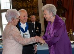 Lillemor och Björn Jakobson mottar Näringslivsmedalj av Prinsessan Christina