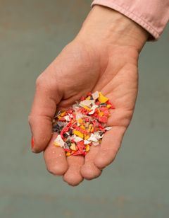 Plastbitar från havet som ska bli en jolle. Foto: Anders Mikaelsson SSPA