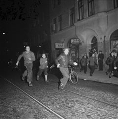 Skånegatan 68. Ungdomar springer på Skånegatan under de s.k. påskkravallerna på Södermalm.   1948-1948
Fotofraf: Okänd. Svenska Dagbladet
Bildnummer: SvD 38694
Stadsmuseet i Stockholm