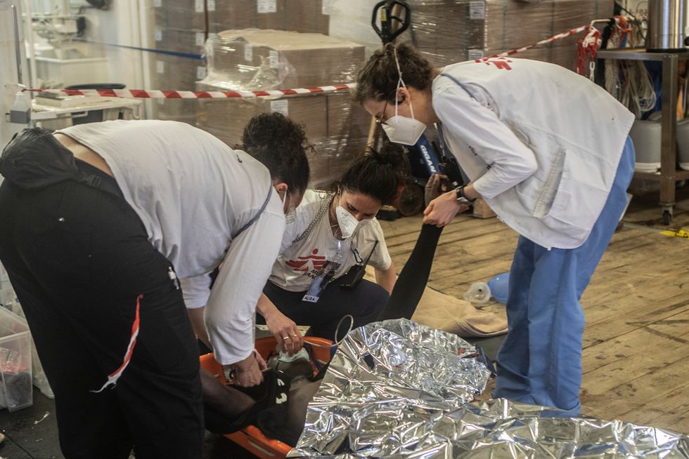Människor som räddats från att drunka i Medelhavet får vård på räddningsfartyget Geo Barents. Foto: Anna Pantelia.